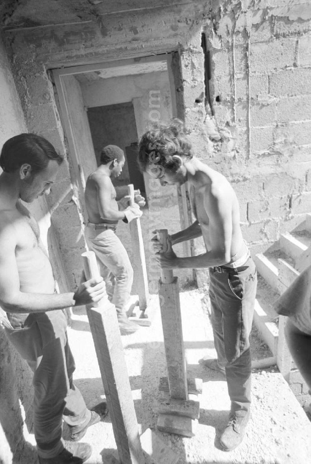 Havanna: Ganz im sozialistischen Sinne bauen Arbeitsbrigaden aus jungen Architekten, Bauarbeitern und künftigen Bewohnern gemeinsam die Neubausiedlungen in Havanna Alamar. Die kubanische Plattenbausiedlung Alamar war einst als Symbol sozialistischen Lebens geplant worden und ist seit Mitte der 6