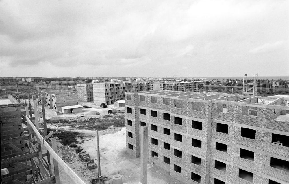 GDR photo archive: Havanna - Ganz im sozialistischen Sinne bauen Arbeitsbrigaden aus jungen Architekten, Bauarbeitern und künftigen Bewohnern gemeinsam die Neubausiedlungen in Havanna Alamar. Die kubanische Plattenbausiedlung Alamar war einst als Symbol sozialistischen Lebens geplant worden und ist seit Mitte der 6