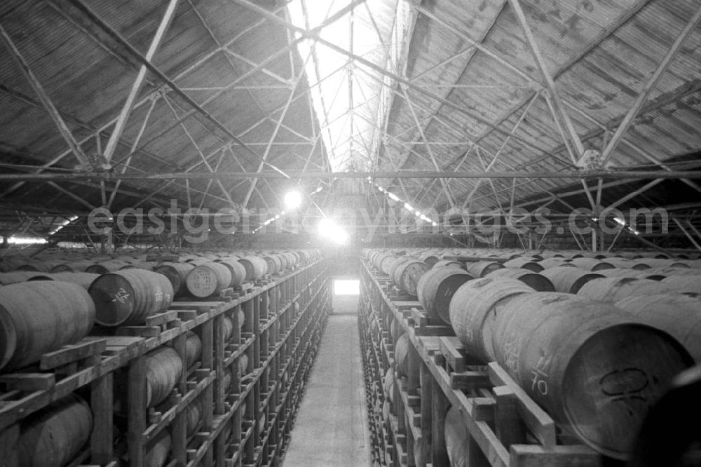 GDR photo archive: Santiago de Cuba - Blick in eine Rumfabrik in Santiago de Cuba.