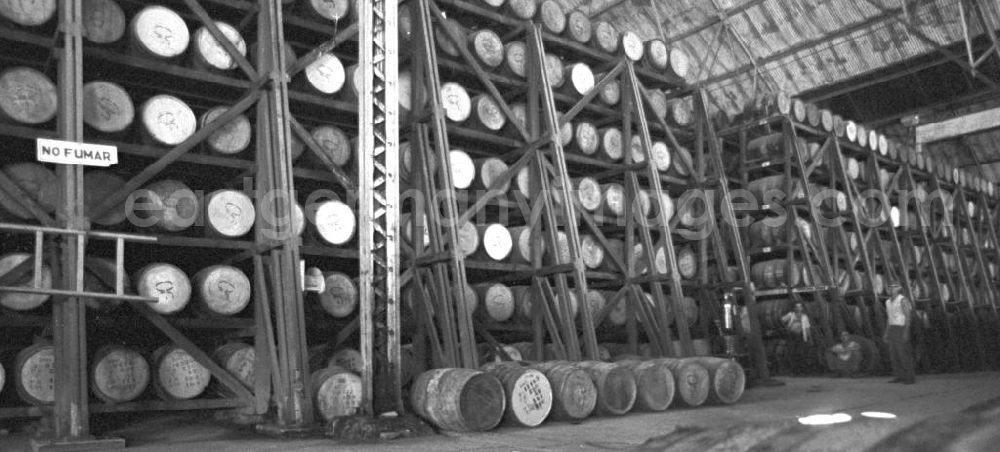 GDR picture archive: Santiago de Cuba - Blick in eine Rumfabrik in Santiago de Cuba.