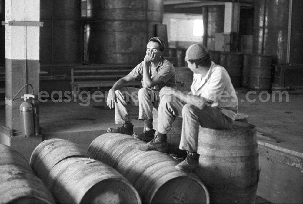 GDR picture archive: Santiago de Cuba - Arbeiter in einer Rumfabrik in Santiago de Cuba.