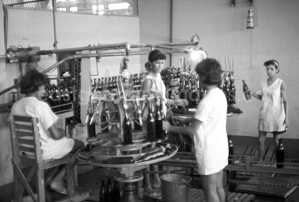 GDR photo archive: Santiago de Cuba - Arbeiterinnen an der Flaschenfüllanlage in einer Rumfabrik in Santiago de Cuba.
