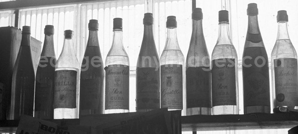 GDR picture archive: Santiago de Cuba - Rumflaschen in einer Rumfabrik in Santiago de Cuba.