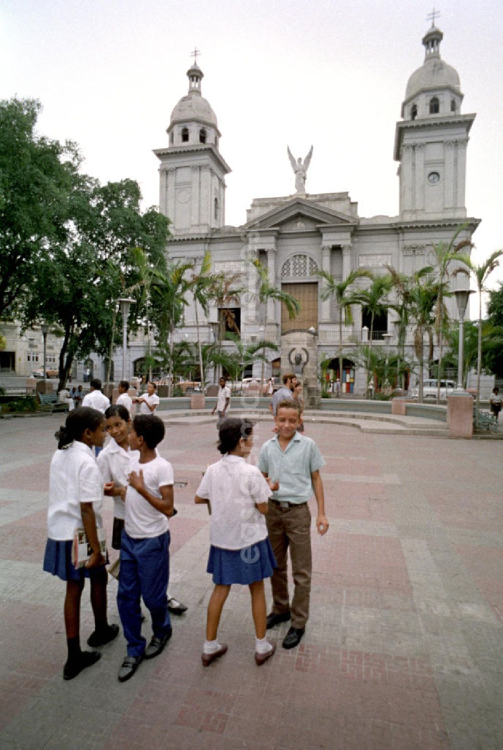 Santiago de Cuba: Kubanische Schüler in Schuluniform im Parque Céspedes vor der Kathedrale Santa Iglesia Catedral Metropolitana in der Altstadt von Santiago de Cuba.