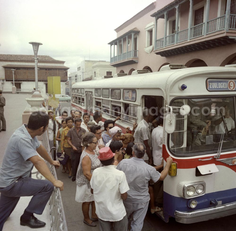 GDR picture archive: Santiago de Cuba - Straßenszene an der Bushaltestelle in Santiago de Cuba.