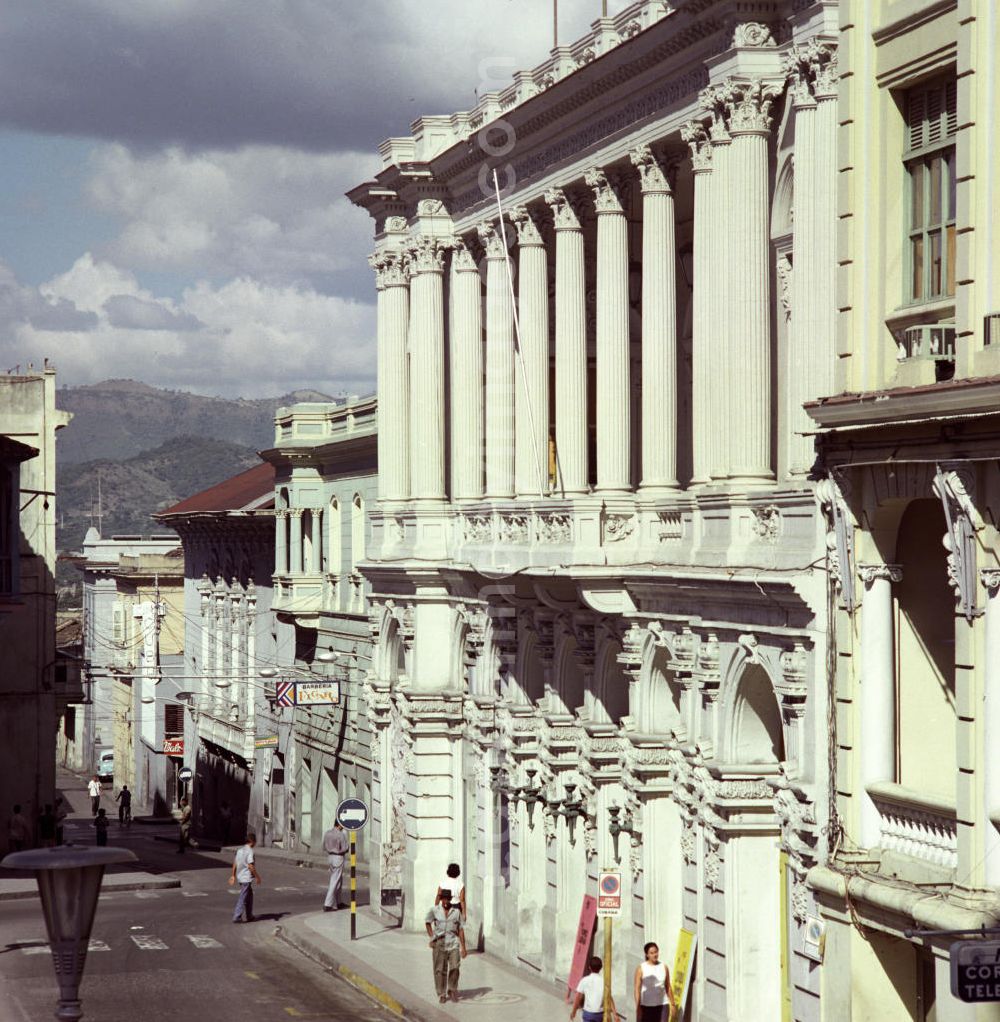 GDR photo archive: Santiago de Cuba - Blick auf Gebäude am Parque Céspedes in Santiago de Cuba.