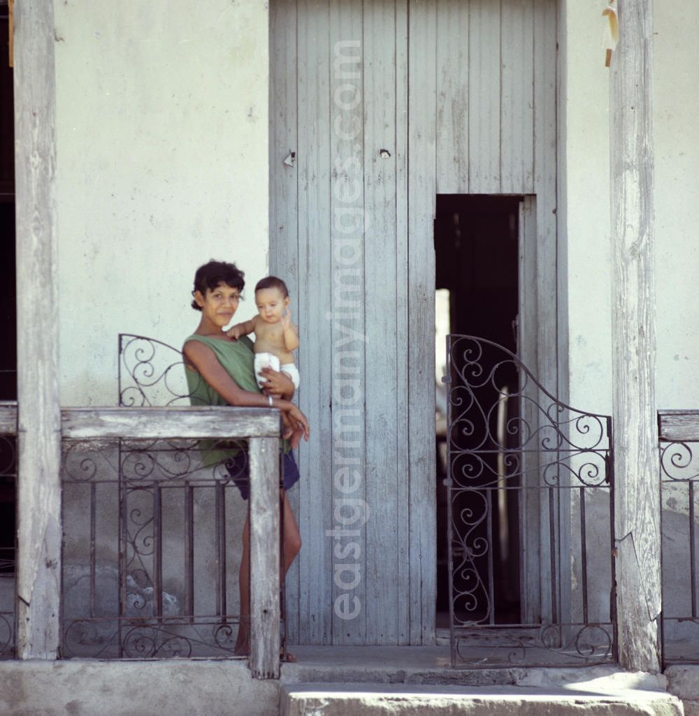 Santiago de Cuba: Mutter mit Kind vor ihrem Hauseingang in Santiago de Cuba.