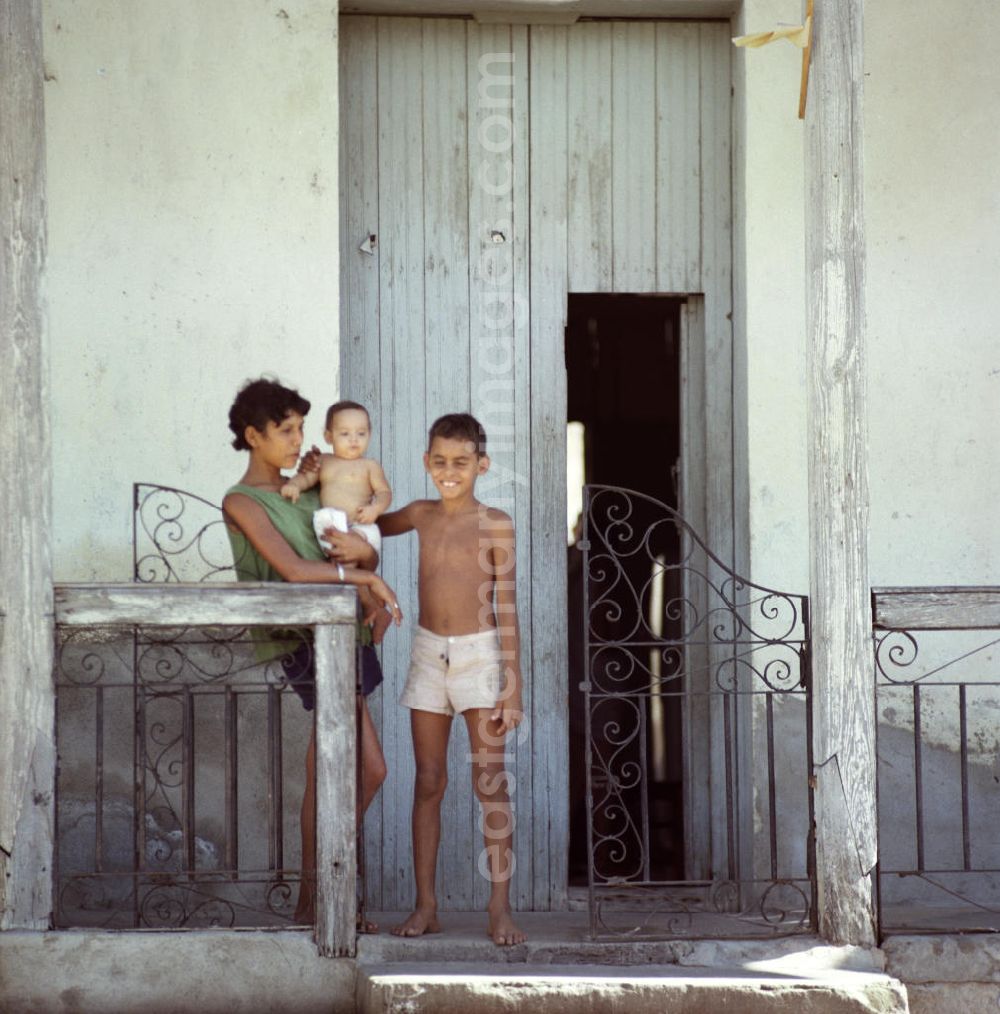 GDR image archive: Santiago de Cuba - Familie vor ihrem Hauseingang in Santiago de Cuba.
