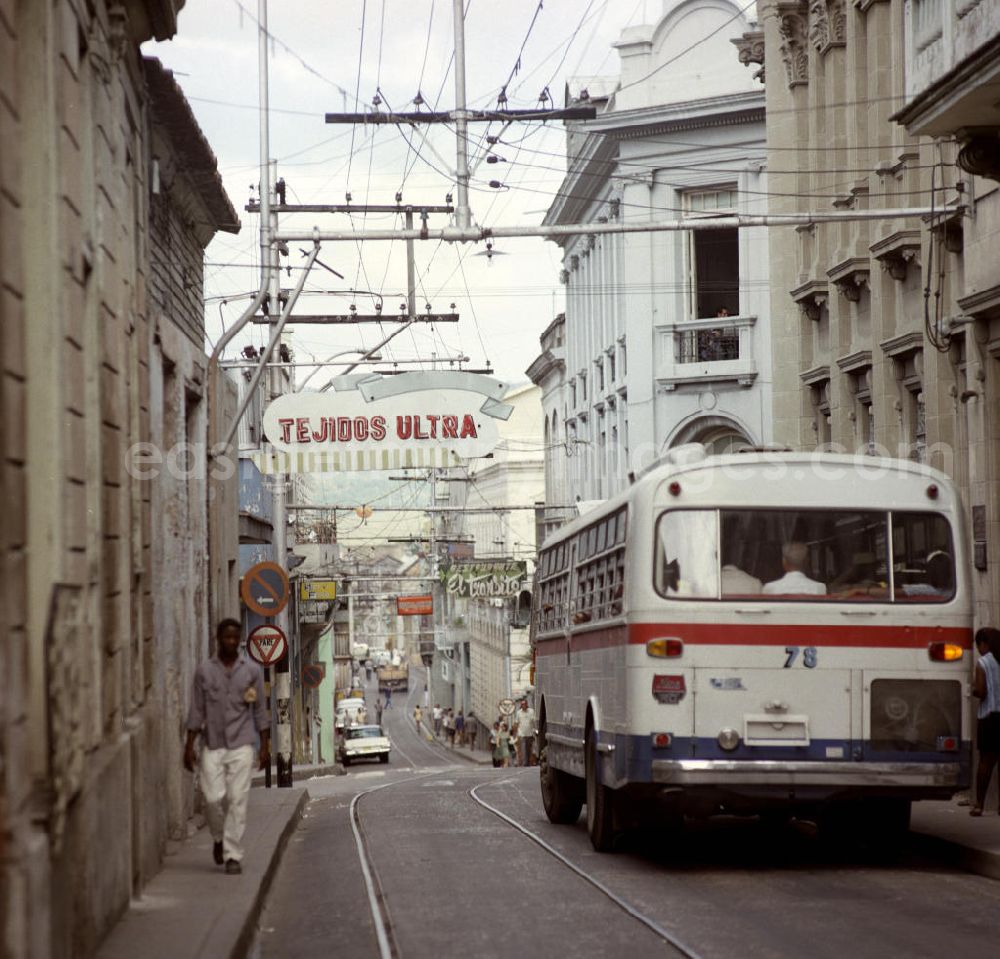 GDR photo archive: Santiago de Cuba - Blick in eine belebte Straße im Zentrum von Santiago de Cuba.