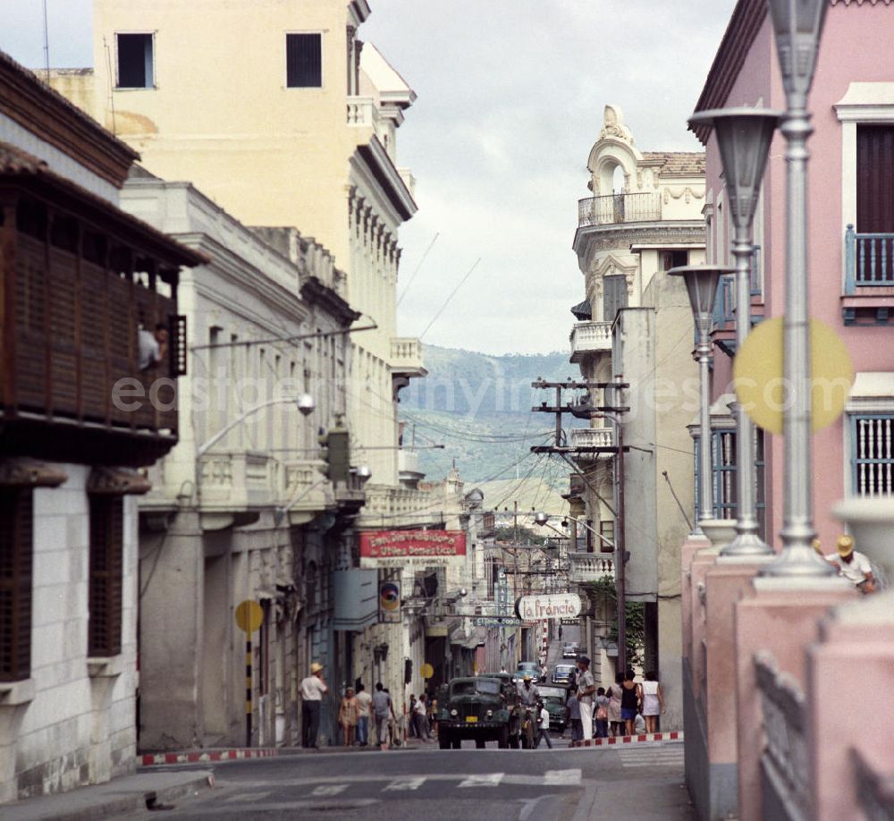 GDR image archive: Santiago de Cuba - Blick in eine belebte Straße im Zentrum von Santiago de Cuba.