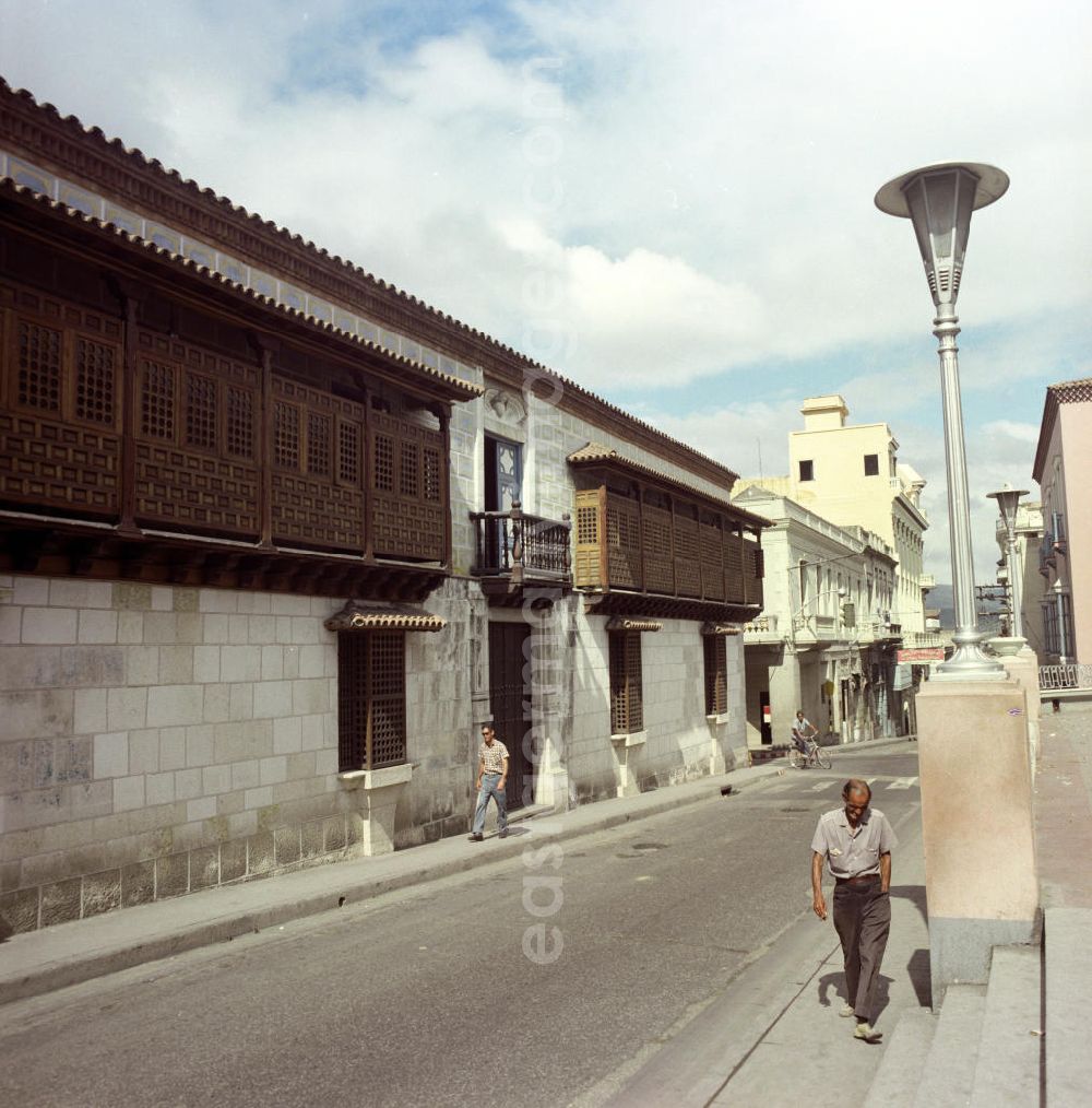GDR picture archive: Santiago de Cuba - Blick auf die 1516 erbaute Casa de Diego Velazquez in Santiago de Cuba. Das historische Gebäude gilt als das älteste der Stadt und soll der Vorläufer aller Kolonialbauten der Insel sein. Hier hat das Museo de Ambiente Historico mit einer sehr reichen Möbelsammlung seinen Sitz.