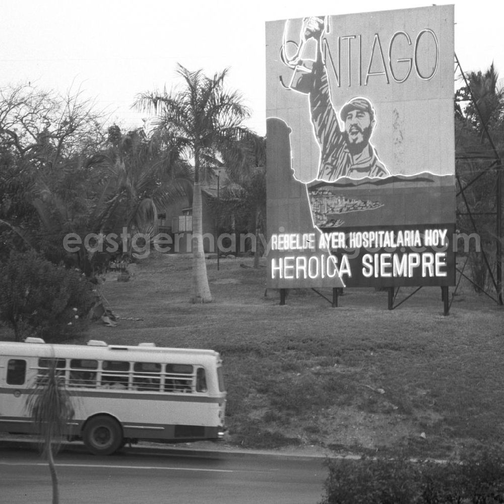 GDR image archive: Santiago de Cuba - Eine Plakatwand mit Fidel Castro in Siegerpose steht an einer Straße in Santiago de Cuba.