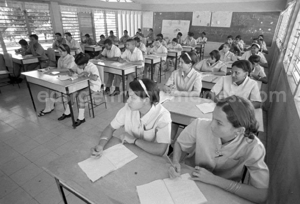 GDR image archive: Camagüey - Kubanische Jugendliche während des Unterrichts in ihrer Schule in Las Mercedes / Camagüey.