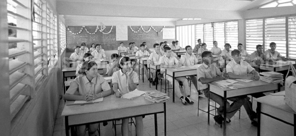 GDR photo archive: Camagüey - Kubanische Jugendliche während des Unterrichts in ihrer Schule in Las Mercedes / Camagüey.