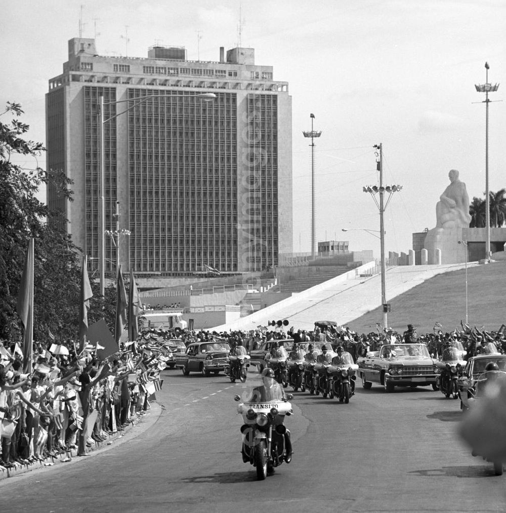 GDR picture archive: Havanna - Mit großem Jubel, DDR-Fähnchen und Willkommens-Plakaten wird in der kubanischen Bevölkerung die Ankunft des Staats- und Parteivorsitzenden der DDR, Erich Honecker, in Havanna gefeiert. Honecker stattete vom 2