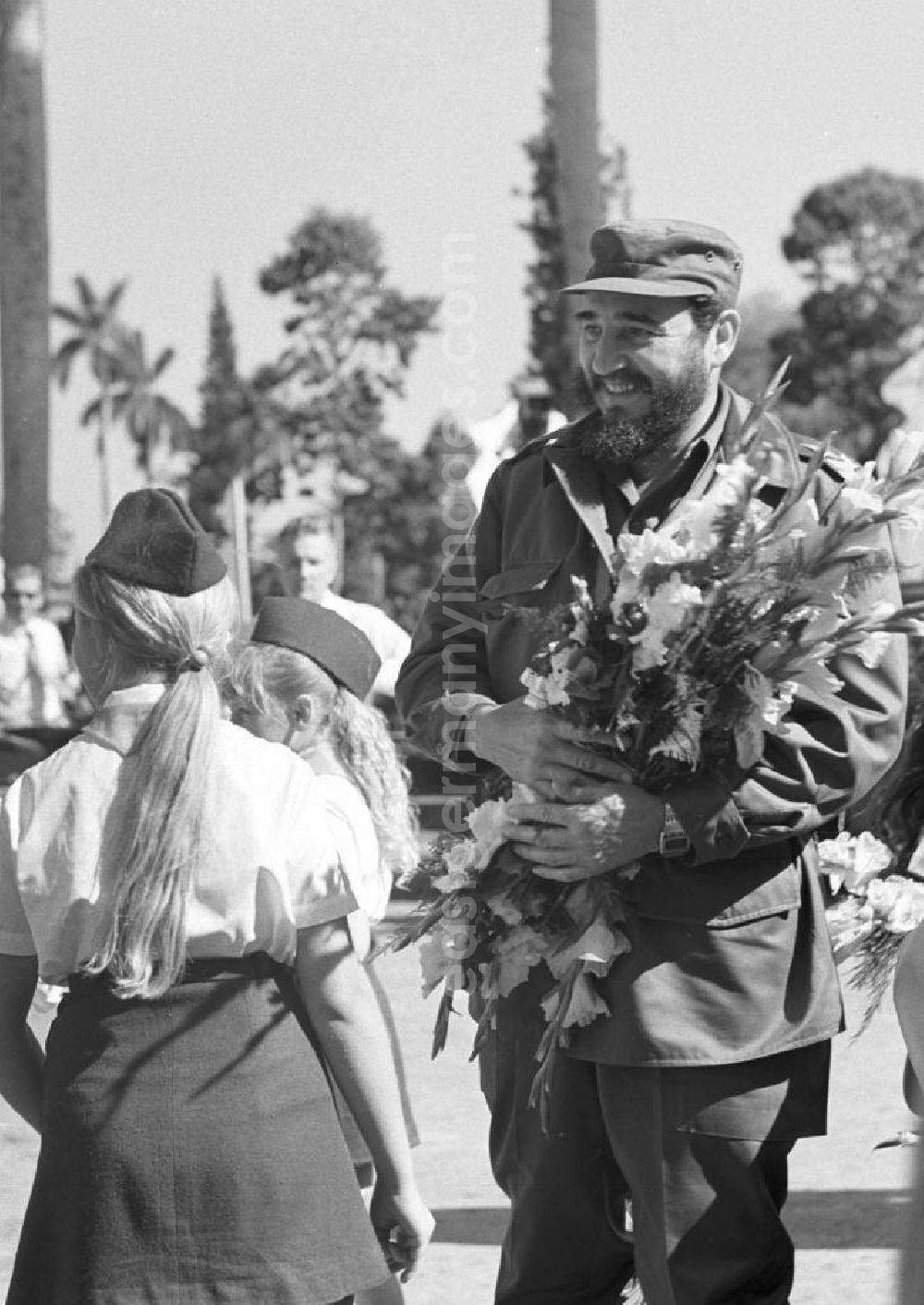 GDR picture archive: Santiago de Cuba - Zum Empfang im Tropeninstitut, dem Instituto de Parasitologia y Enfermedades Tropicales, in Havanna überreichen Junge DDR-Pioniere dem kubanischen Regierungschef Fidel Castro Blumen. Honecker stattete vom 2