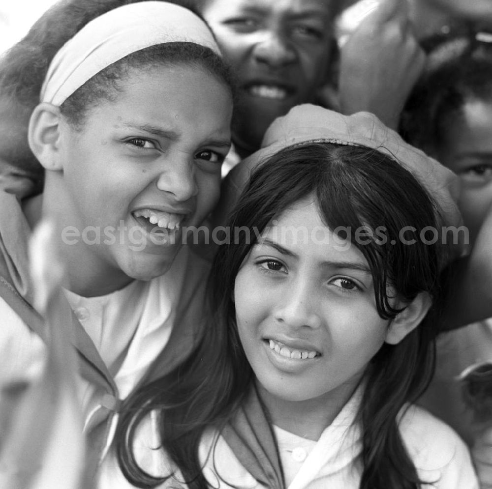 Santiago de Cuba: Mit großem Jubel wird in der kubanischen Bevölkerung die Ankunft des Staats- und Parteivorsitzenden der DDR, Erich Honecker, in Santiago de Cuba gefeiert - hier zwei Mädchen in Pionieruniform. Honecker stattete vom 2