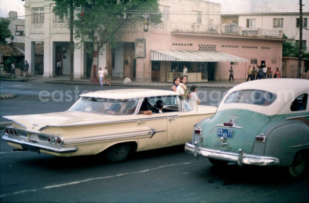 GDR picture archive: Havanna - Straßenszene auf der 23. Straße, La Rampa, in Havanna.