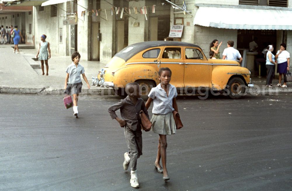 GDR picture archive: Havanna - Schulkinder überqueren eine Straße in Havanna.
