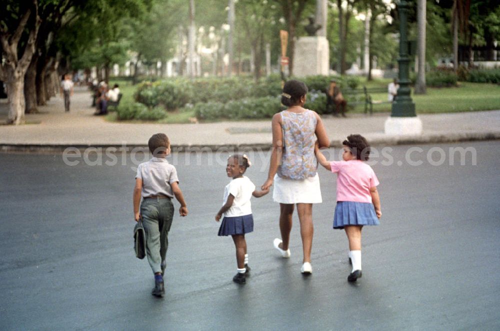 Havanna: Eine Familie überquert eine Straße in Havanna.