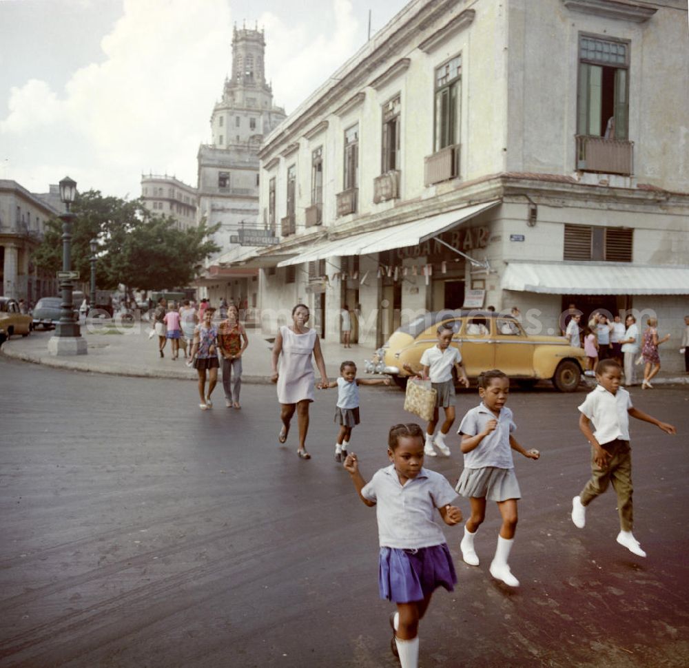 GDR image archive: Havanna - Eine Familie überquert eine Straße in Havanna.