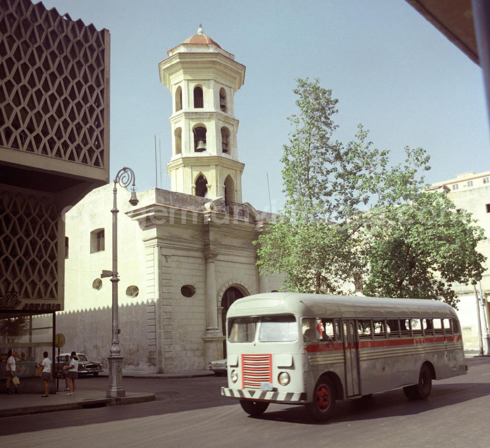 GDR picture archive: Havanna - Straßenszene in Havanna. Im Hintergrund die Iglesia de Nuestra Senora de Monserrate.