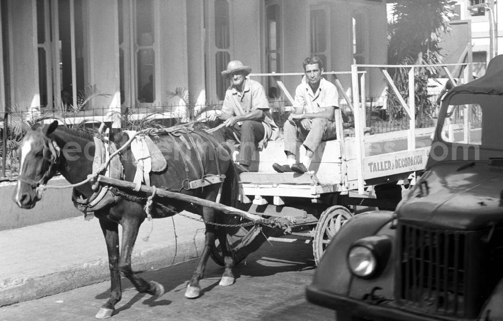 GDR photo archive: Santa Clara - Pferdegespann und Automobil - Straßenszene in Santa Clara.