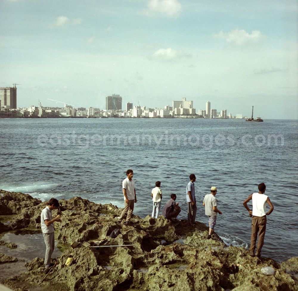 GDR photo archive: Havanna - Angler an der acht Kilometer langen Uferpromenade, dem sogenannten Malecón in Havanna.