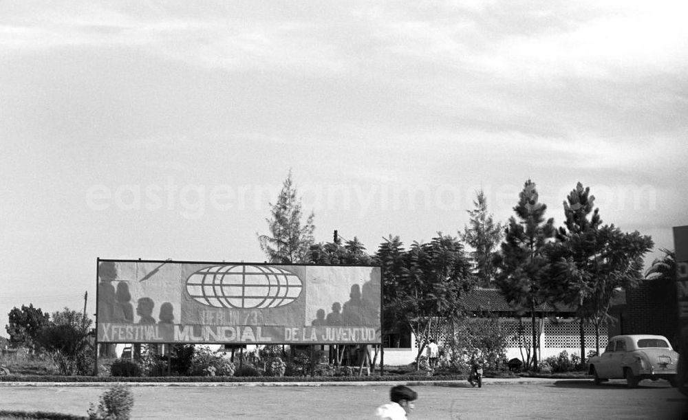 GDR photo archive: Cardenas - Auf einem Straßenplakat wird für die 1