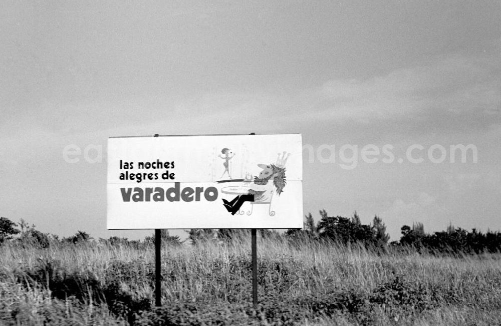 GDR picture archive: Varadero - Eine Werbetafel lädt zu den las noches alegres de varadero.