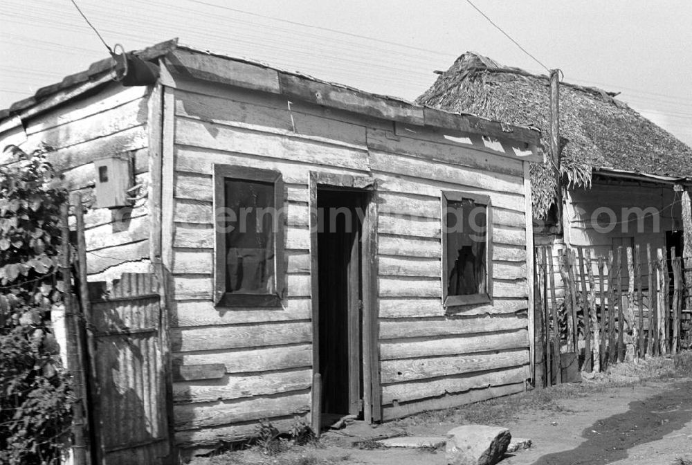 GDR image archive: Ciego de Ávila - Blick auf eine marode Hütte in Ciego de Ávila.