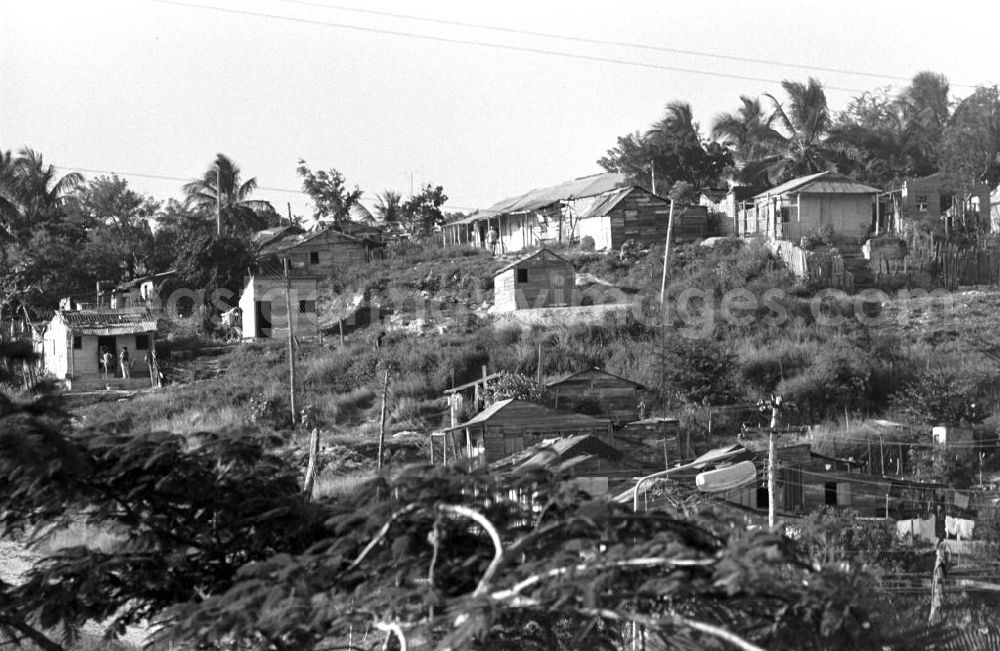 GDR image archive: Nuevitas - Blick auf ärmlich wirkende Behausungen einer Wohnsiedlung in der kubanischen Hafenstadt Nuevitas.