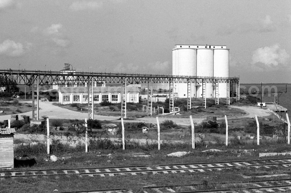 Nuevitas: Blick auf die Zementfabrik in Nuevitas. In den 60er und 7