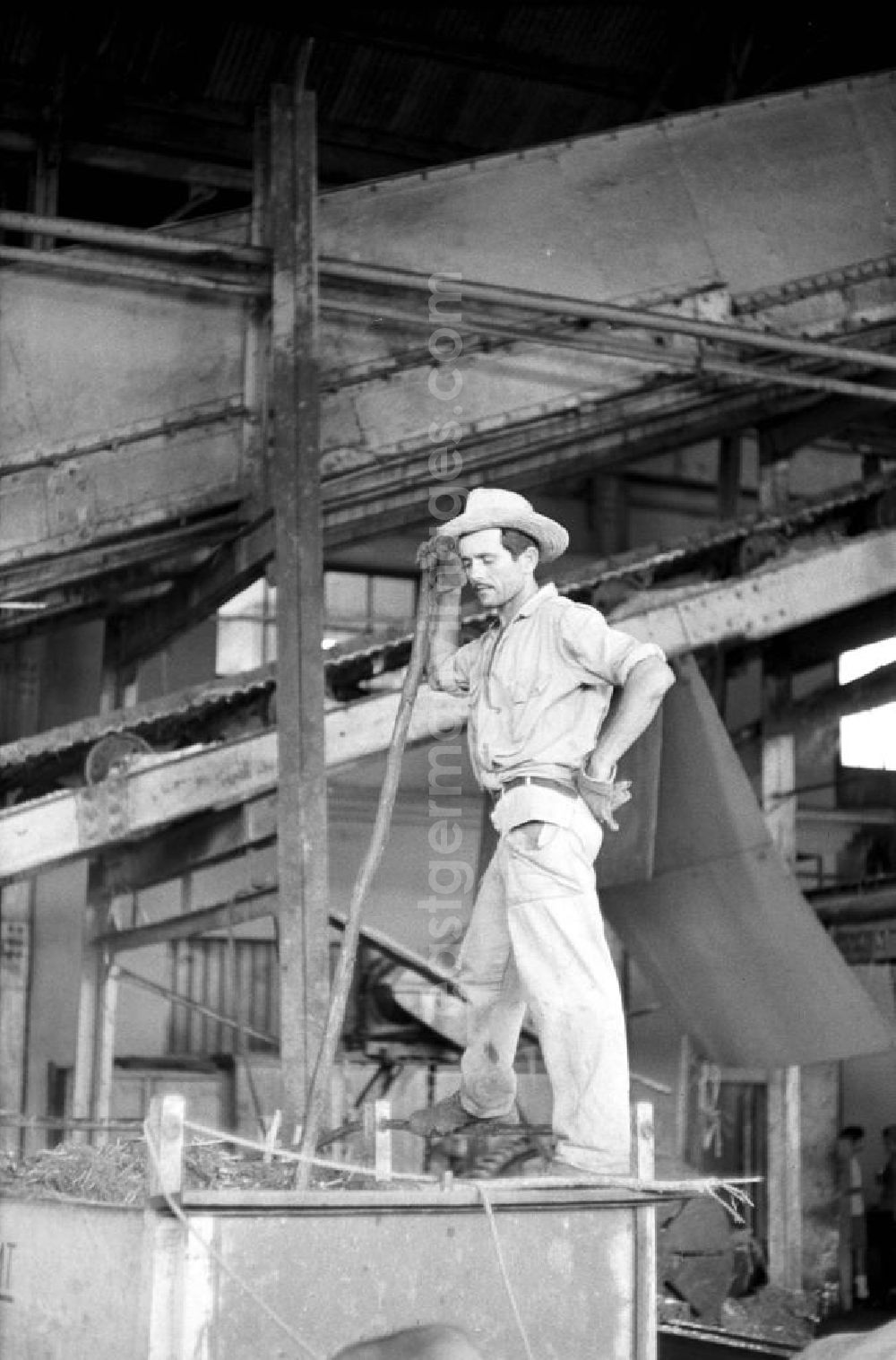 GDR picture archive: Cienfuegos - Blick in eine Zuckerfabrik in Cienfuegos. In den 60er und 7