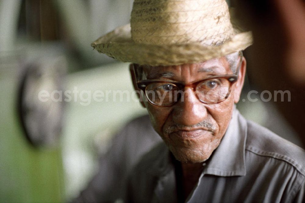 GDR picture archive: Cienfuegos - Arbeiter einer Zuckerfabrik in Cienfuegos. In den 60er und 7