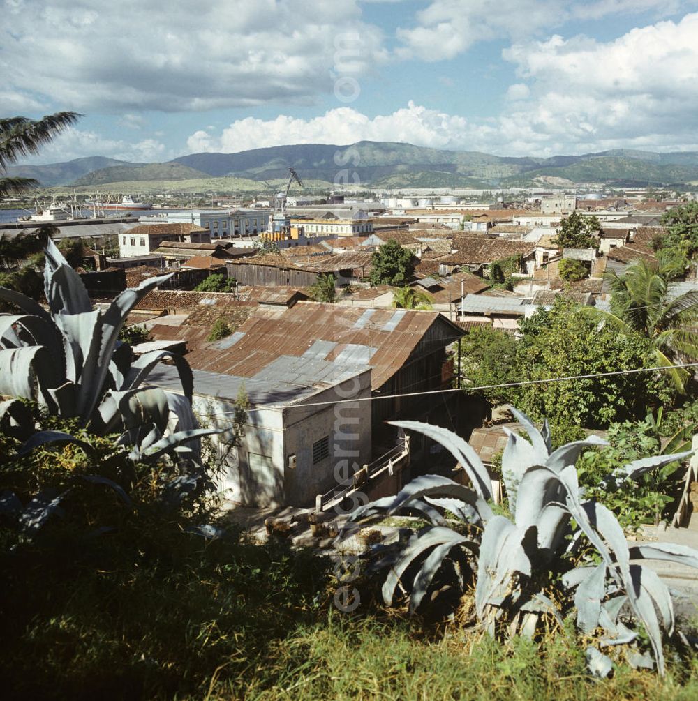 GDR image archive: Santiago de Cuba - Blick über die Dächer von Santiago de Cuba. View over the city.