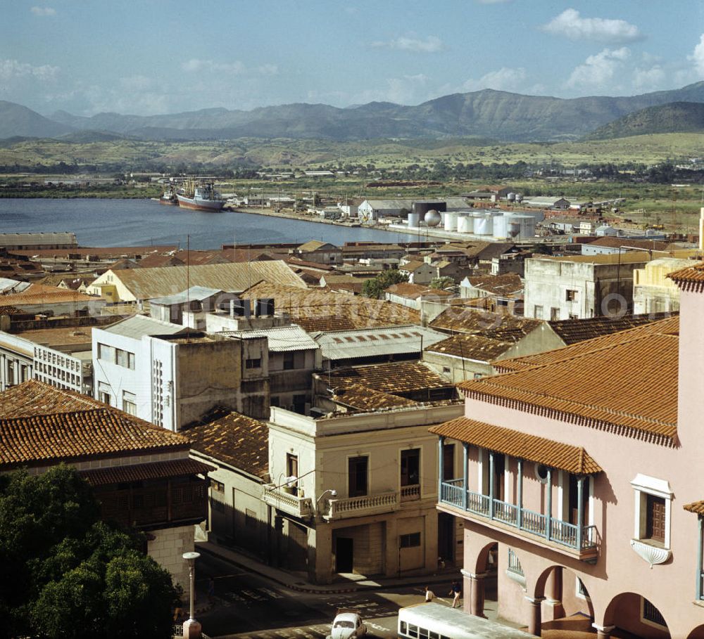 GDR photo archive: Santiago de Cuba - Blick über die Dächer von Santiago de Cuba (rechts das Rathaus) auf Bucht und Hafenanlagen. View over the city of the bay and port facility.