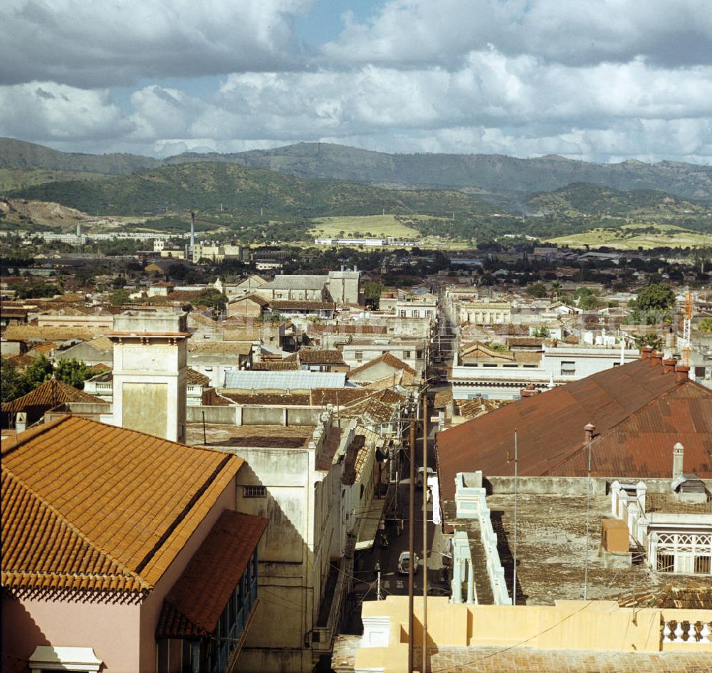 Santiago de Cuba: Blick über die Dächer von Santiago de Cuba. View over the city.