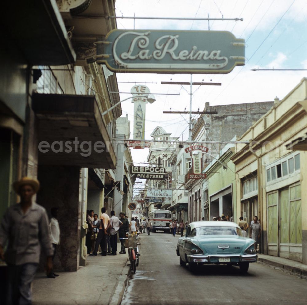 GDR image archive: Santiago de Cuba - Blick in eine belebte Straße im Zentrum von Santiago de Cuba. View into a busy road in the centre / center.