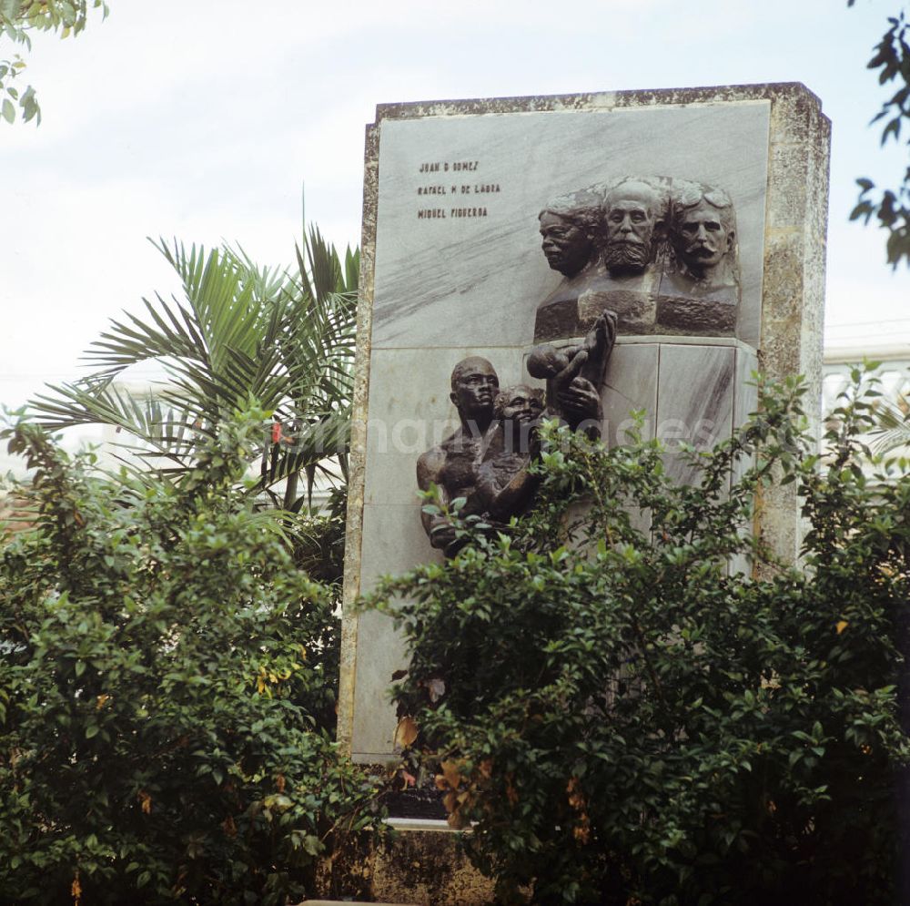 GDR image archive: Santiago de Cuba - Blick auf ein Denkmal für die kubanischen Nationalhelden Juan Gualberto Gomez, Rafael M. de Labra und Miguel Figueroa in Santiago de Cuba. Monument to Cuban National Hero.