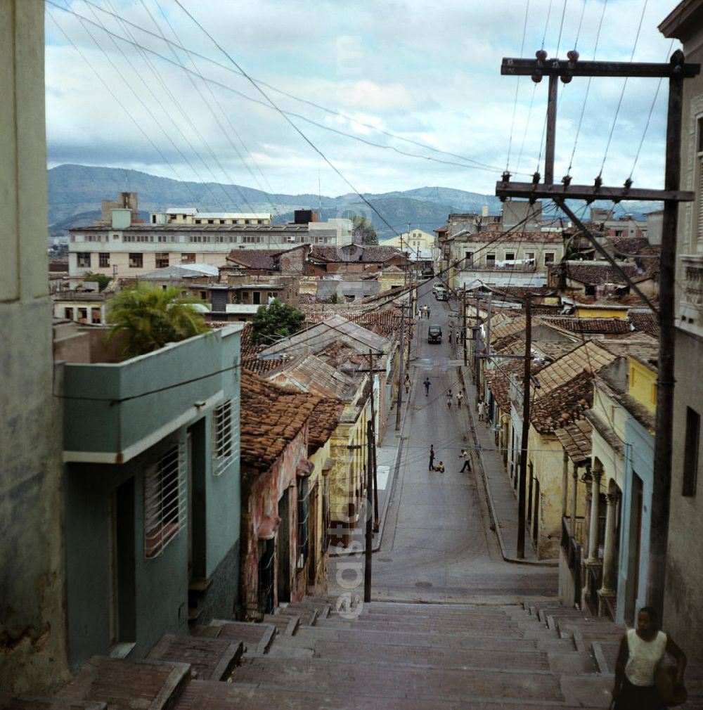 GDR photo archive: Santiago de Cuba - Blick in eine Straße von Santiago de Cuba auf die Dächer der Stadt. Townscape Santiago de Cuba.