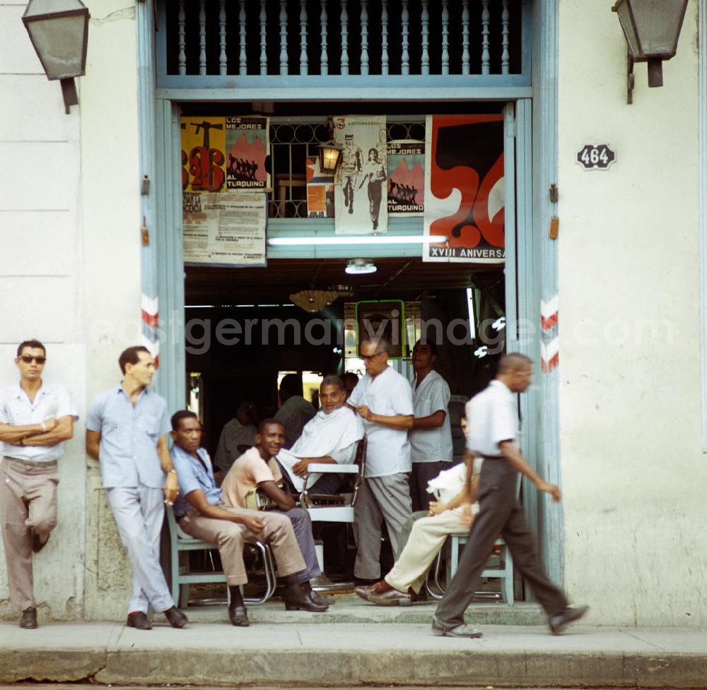 GDR picture archive: Santiago de Cuba - Blick in einen typischen kubanischen Friseursalon in Santiago de Cuba.
