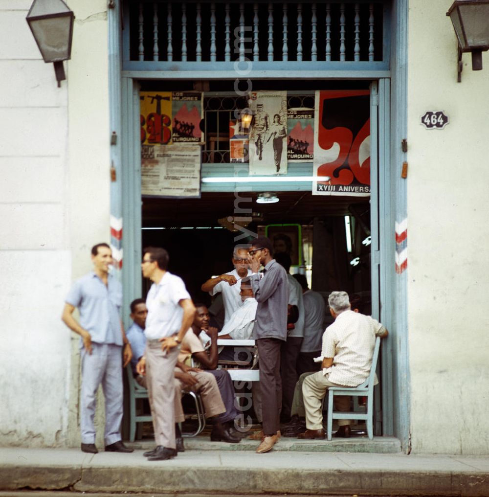 Santiago de Cuba: Blick in einen typischen kubanischen Friseursalon in Santiago de Cuba.