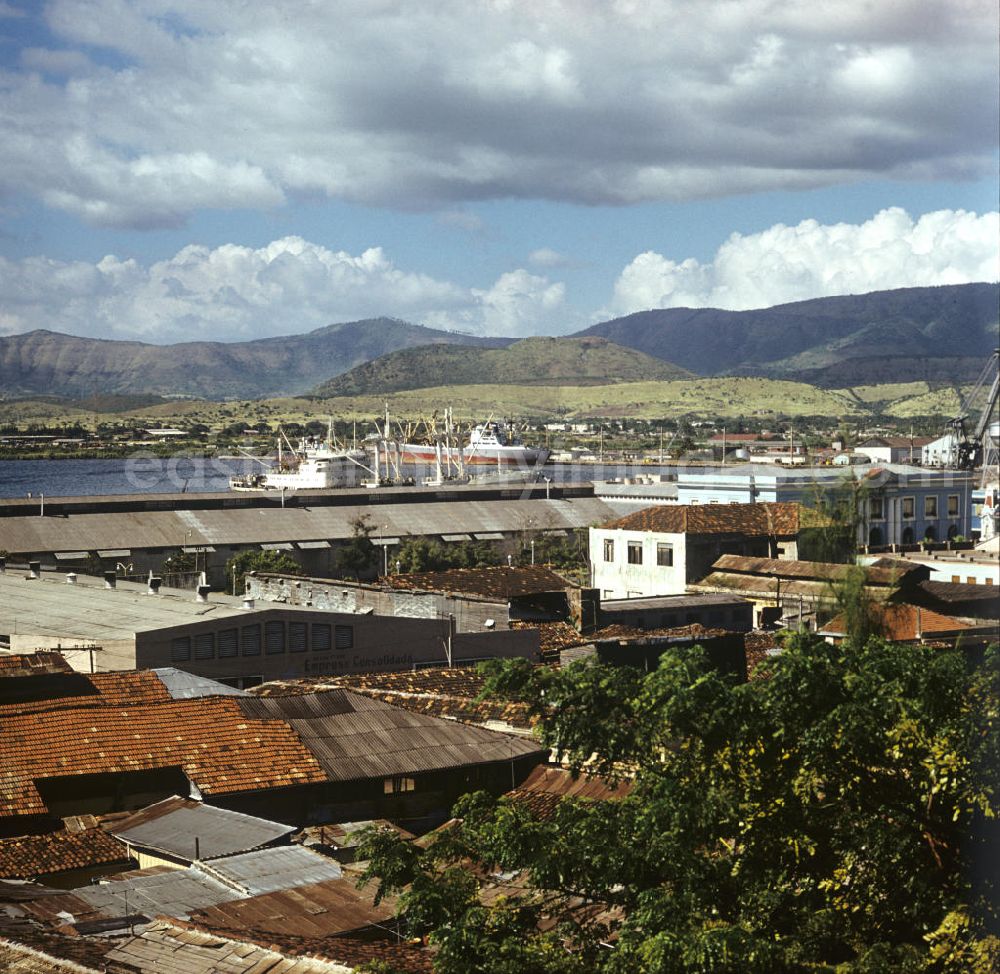 GDR photo archive: Santiago de Cuba - Blick vorbei am Rathaus von Santiago de Cuba hin zur Bucht und Hafenanlagen. View over the city of the bay and port facility.