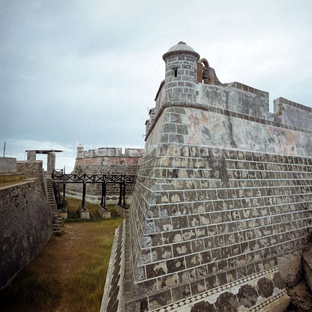 Santiago de Cuba: Blick auf das Castillo de San Pedro de la Roca (auch Castillo del Morro genannt), eine Festung an der Küste in der Nähe von Santiago de Cuba. View of the Castillo de San Pedro de la Roce (as well called Castillo del Morro), a fortress at the shore near Santiago de Cuba.