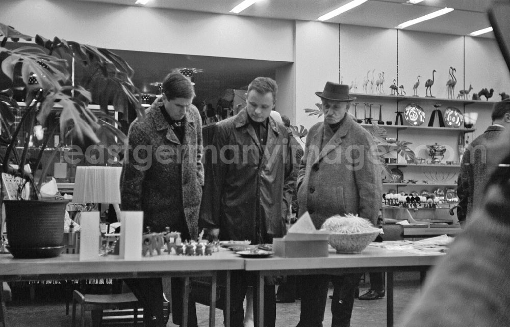 GDR photo archive: Berlin - Buyer in a shop for arts and crafts in Berlin East Berlin on the territory of the former GDR, German Democratic Republic