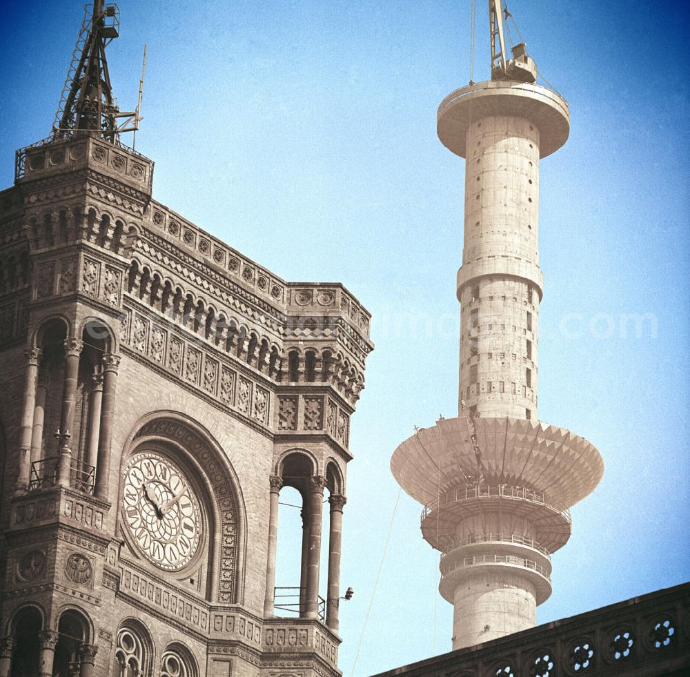 GDR image archive: Berlin - Coloriert: Kugelmontage am Fernsehturm vom letzten Segment des unteren Teils.