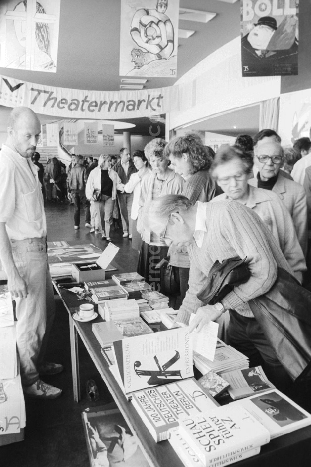 GDR image archive: Berlin - Cultural supply of creators of literature and theater at the fair for public entertainment during the 1st of may in Berlin in Germany