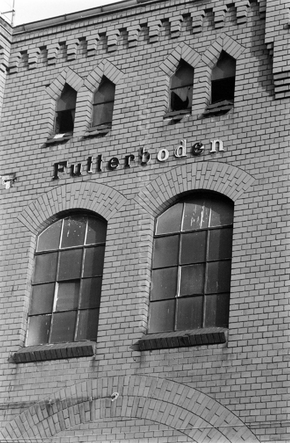 GDR image archive: Berlin - View of the building complex taken over by the Treuhandanstalt of the VEB Schultheiss brewery Schoenhauser Allee after founding the KulturBrauerei gGmbH in Berlin - Prenzlauer Berg, the former capital of the GDR, German Democratic Republic