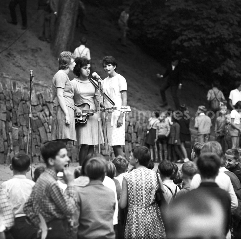 GDR image archive: Aue - Drei junge Frauen stehen auf Bühne vor Mikrofon und singen, eine Frau beleitet den Gesang auf ihrer Gitarre anlässlich des Kulturfestes III. Fest des Liedes und des Tanzes.